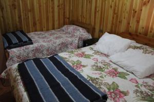 two beds in a room with a bedskirtspectspectssenalsenalsenalsenalsenal at Cabaña 1 Dos Laureles in Panguipulli