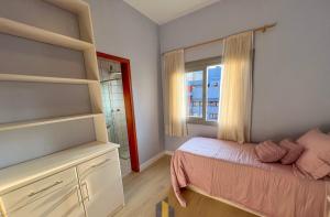 Ένα ή περισσότερα κρεβάτια σε δωμάτιο στο Apartamento frente mar com 3 quartos