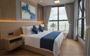 a bedroom with a bed and a large window at Acqua Di Mare Pousada in Itanhaém