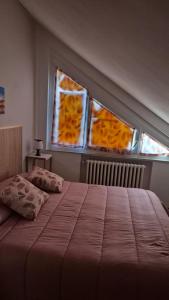 een slaapkamer met een groot bed en twee ramen bij Zia Peppa in Castel di Sangro +56 foto's