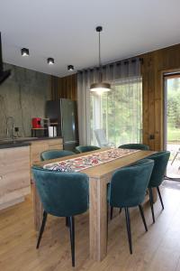 une salle à manger avec une table et des chaises dans l'établissement Debri family, à Krivopolʼye