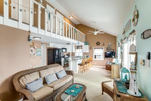 ein Wohnzimmer mit Couch und Küche in der Unterkunft Walk to Public Beach Bayfront Jersey Home with View in Fortescue