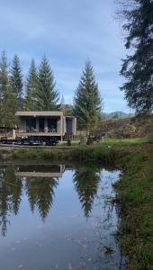 une maison à côté d'une masse d'eau dans l'établissement Debri family, à Krivopolʼye