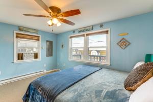 Schlafzimmer mit blauen Wänden und einem Deckenventilator in der Unterkunft Walk to Public Beach Bayfront Jersey Home with View in Fortescue