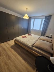 a bedroom with a large bed and a window at Moderne Wohnung gegenüber Bahnhof in Kassel