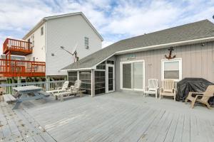 eine große Terrasse mit Stühlen und einem Haus in der Unterkunft Walk to Public Beach Bayfront Jersey Home with View in Fortescue