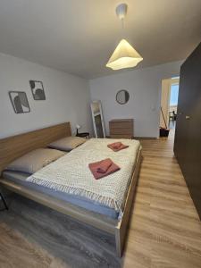 a bedroom with a bed with two towels on it at Moderne Wohnung gegenüber Bahnhof in Kassel