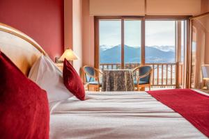 een slaapkamer met een bed en een balkon met uitzicht op de bergen bij Cerdanya Viva Ecoestades in Prullans +88 foto's