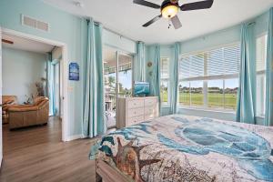 Ένα ή περισσότερα κρεβάτια σε δωμάτιο στο Lovely 2-Bedroom plus Den Condo in Greenlinks Resort +58 φωτογραφίες