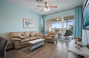 Χώρος καθιστικού στο Lovely 2-Bedroom plus Den Condo in Greenlinks Resort