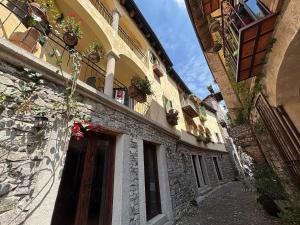 Το κτήριο όπου στεγάζεται  το διαμέρισμα