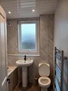 Ένα μπάνιο στο Apartment - Sleeps 4 - Hot Tub Pet-Friendly