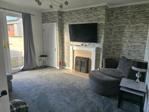 Μια τηλεόραση ή/και κέντρο ψυχαγωγίας στο Apartment - Sleeps 4 - Hot Tub Pet-Friendly