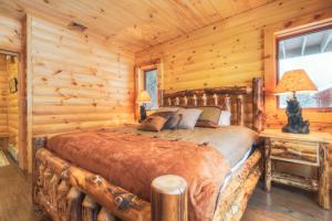 Postel nebo postele na pokoji v ubytování Most Luxury 7000 Sq ft Log Estate with Pool Hot Tub Sauna + 282 fotografií