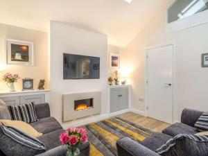 ein Wohnzimmer mit zwei Sofas und einem Kamin in der Unterkunft 1 Bed in Lytham 86044 in Saint Annes on the Sea + 9 Fotos