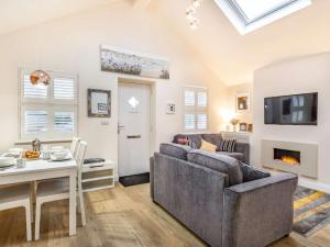 ein Wohnzimmer mit Sofa und Tisch in der Unterkunft 1 Bed in Lytham 86044 in Saint Annes on the Sea