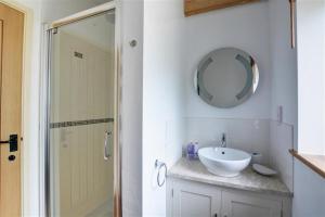 ReephamにあるPartridge Lodgeの洗面台、鏡、シャワー付きのバスルーム +25枚の写真