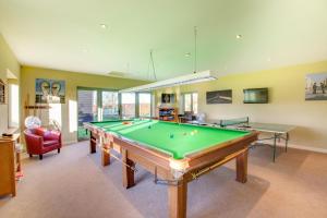 ReephamにあるPartridge Lodgeのリビングルーム(ビリヤード台、テーブル2台付)