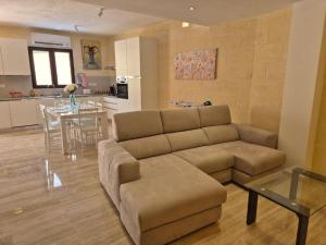 a living room with a couch and a table at Dar il-Wied in Għajn il-Kbira