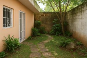een loopbrug voor een huis met een boom bij Relaxing and Serene Guest Room in Cancino