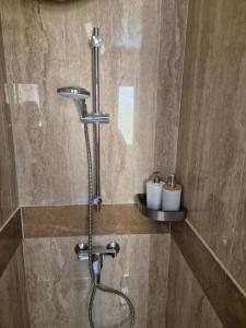 a shower in a bathroom with two toilets on a wall at Dar il-Wied in Għajn il-Kbira