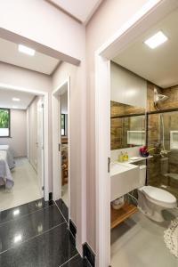 Et badeværelse på Luxo e Tranquilidade na Ponta do Mutá-Pé na areia + 27 billeder