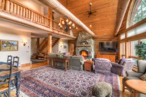 Posezení v ubytování Most Luxury 7000 Sq ft Log Estate with Pool Hot Tub Sauna