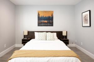 Postel nebo postele na pokoji v ubytování Biltmore Highlands by Porter Luxury Home wPrivate Pool and Mountain Views + 21 fotografií