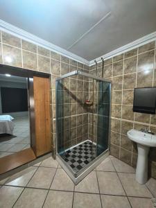 un bagno con doccia e lavandino di The Good Samaritan 3 a Witbank