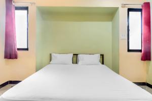 Ένα ή περισσότερα κρεβάτια σε δωμάτιο στο Hotel O Sai Sparash