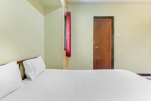 Ένα ή περισσότερα κρεβάτια σε δωμάτιο στο Hotel O Sai Sparash