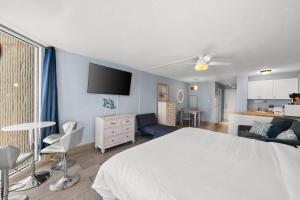 Televiisor ja/või meelelahutuskeskus majutusasutuses Beach Front Ocean View Condo - Top Of The Gulf 615