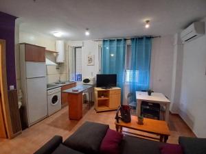 a living room with a couch and a kitchen at Luz del Guadiana in Ayamonte