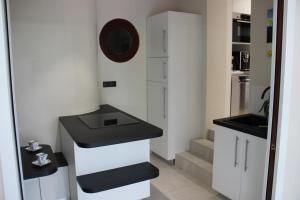 Kuchyň nebo kuchyňský kout v ubytování Gîte de la Motte d'Ille