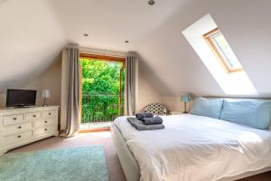 サーズフォードにあるFoden Lodgeの大きなベッドと窓のある寝室