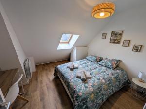 una piccola camera da letto con un letto e una finestra di Cozy and bright 3 bedrooms teleworking Vannes a Vannes