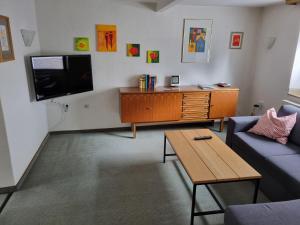 een woonkamer met een bank en een tv bij Ferienhaus Welling in Welling