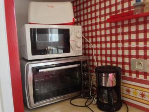 un microondas sobre un horno tostador en Appartement Nabeul Plage, en Nabeul 25 fotos más