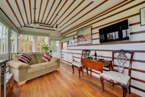 Melton ConstableにあるThe Signal Boxのソファとテーブルのあるリビングルーム