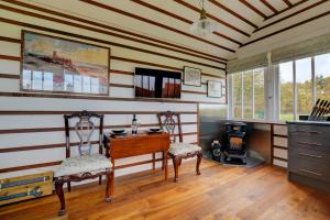 Melton ConstableにあるThe Signal Boxのデスクと椅子2脚が備わる客室です。