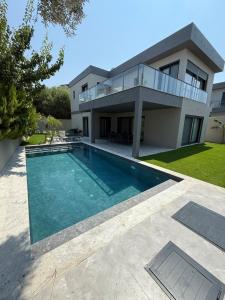 Bazén v ubytování SÜPER Vip Havuzlu Müstakil odalar banyolu nebo v jeho okolí