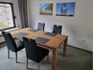 een conferentieruimte met een houten tafel en stoelen bij Ferienhaus Welling in Welling