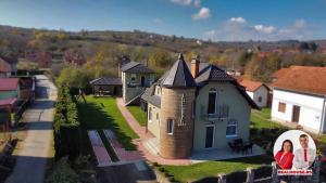 维尔蒂尼克Aria lux apartmani的两个人站在一所房子前