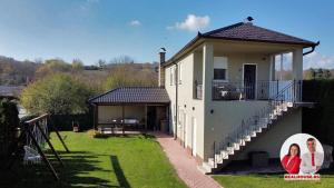 维尔蒂尼克Aria lux apartmani的站在房子前面的新娘和新郎