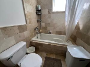 Ένα μπάνιο στο studio with pool 524