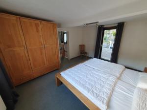 een slaapkamer met een bed en een groot raam bij Ferienhaus Welling in Welling +5 foto's
