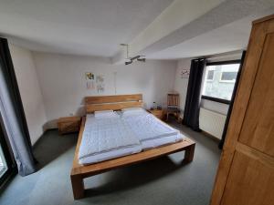 een slaapkamer met een bed in een kamer met een raam bij Ferienhaus Welling in Welling