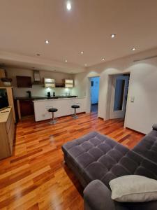 O bucătărie sau chicinetă la Dorey Home P8 - Cozy Apartment am Fluss +10 fotografii