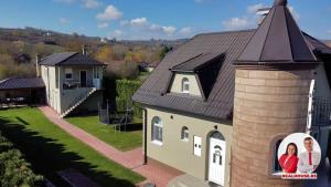 维尔蒂尼克Aria lux apartmani的房子窗户里的两个人 更多9张照片