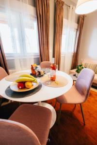 een witte tafel met een fruitschaal erop bij Αγροικια ΜΥΛΟΔΕΣΗ in Kalavrita +16 foto's